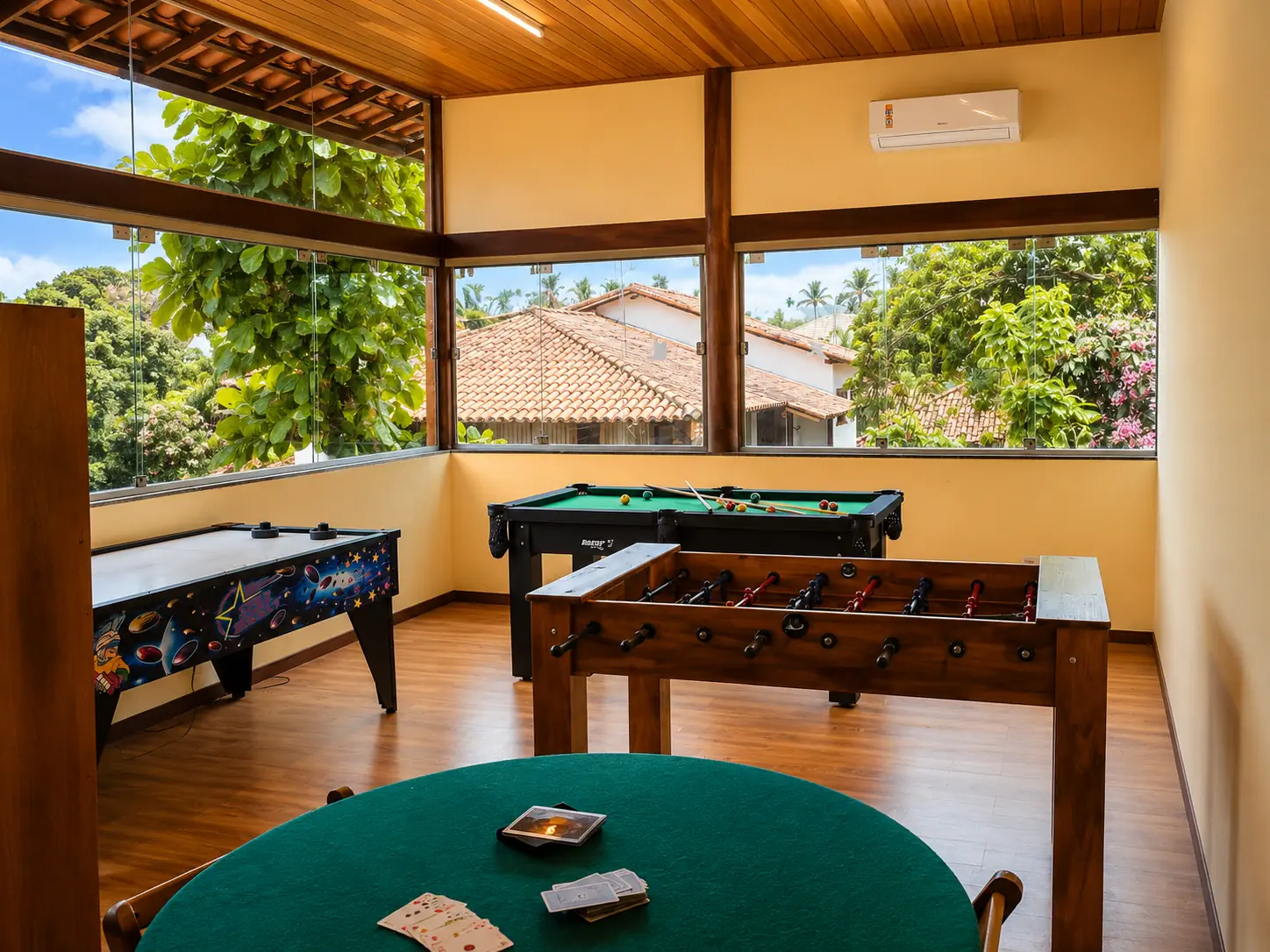 Vista ampla do salão de jogos da Villa Zena